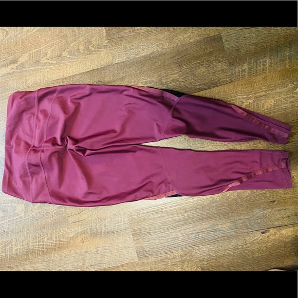 (CLOSET CLOSING SALE) Under Armour HeatGear Shine Ankle Crop Compression Tights - Picture 4 of 6